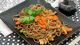 Гречневая лапша со свининой в соусе