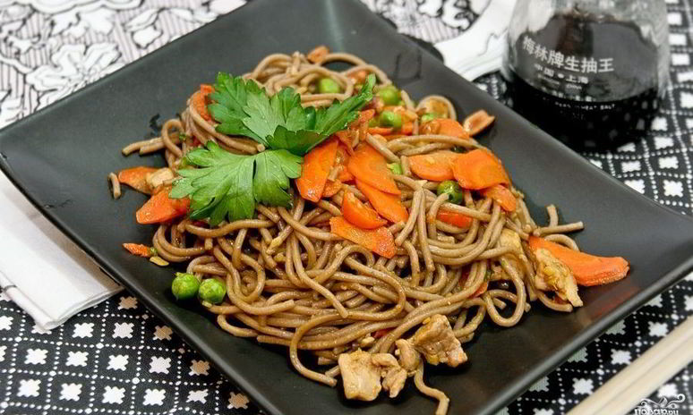 Рецепт гречневой лапши со свининой в соусе