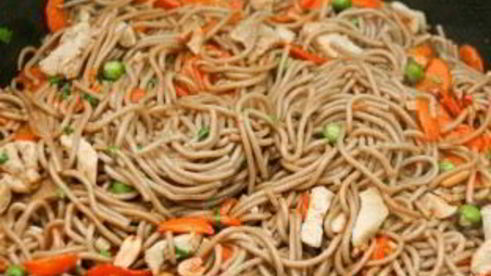 гречневая лапша со свининой в соусе