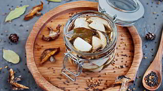 Белые грибы в маринаде с пажитником и горчицей