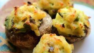 Грибы, фаршированные картошкой и сыром