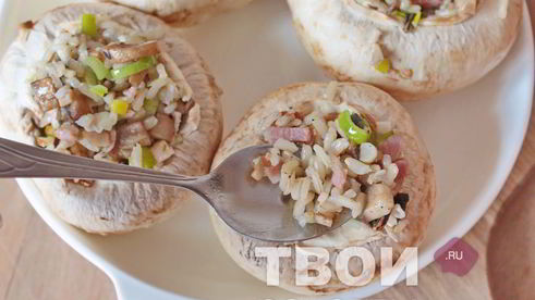 грибы, фаршированные рисом