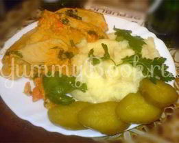 Грибы обжаренные под соусом с гарниром