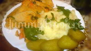 Грибы обжаренные под соусом с гарниром