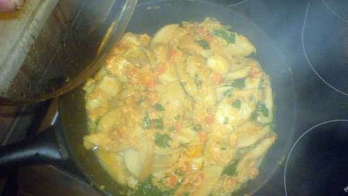 грибы обжаренные под соусом с гарниром