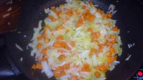 грибы обжаренные под соусом с гарниром