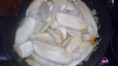 грибы обжаренные под соусом с гарниром