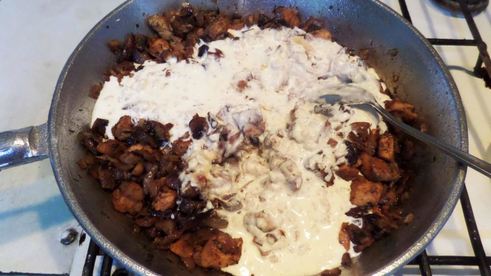 грибы в горшочках с сыром луком курицей