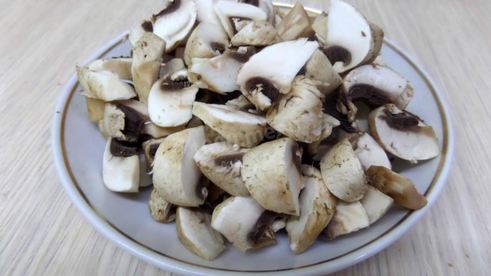 грибы в горшочках с сыром луком курицей