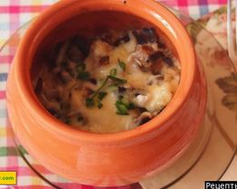 Грибы в сметане в горшочке с сыром