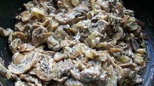 Грибы в сметане