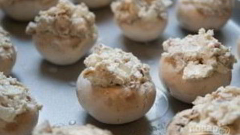 шампиньоны, фаршированные беконом и сыром