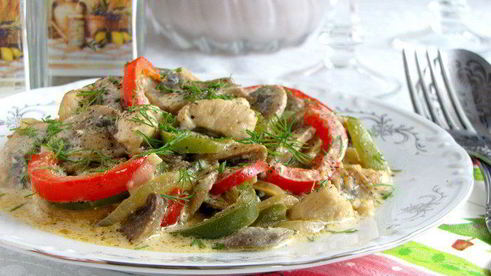 шампиньоны с куриным филе и сладким перцем по-муромски