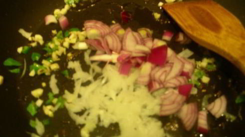 шампиньоны сo шпинатом, сливками и чили