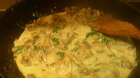 шампиньоны сo шпинатом, сливками и чили