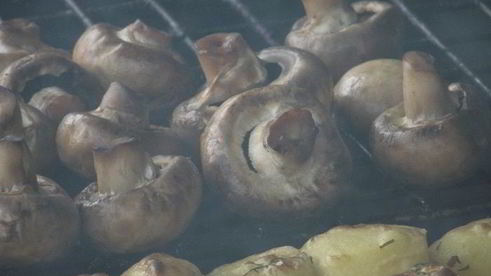 шампиньоны, запеченные на мангале