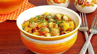 Сыроежки тушенные с овощами в сметанном соусе