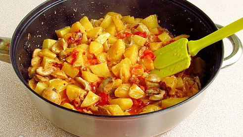 сыроежки тушенные с овощами в сметанном соусе