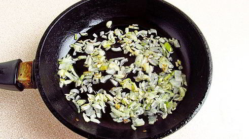 сыроежки тушенные с овощами в сметанном соусе