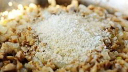 запеченные грибы, фаршированные сыром и шпинатом