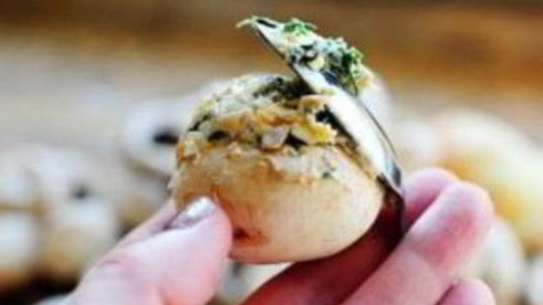 запеченные грибы, фаршированные сыром и шпинатом