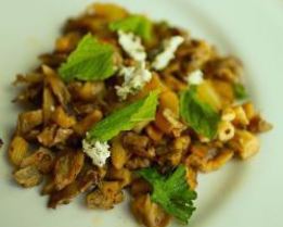 Жаренные лисички с шевром и мятой