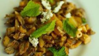 Жаренные лисички с шевром и мятой