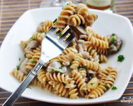 Жареные грибы с макаронами