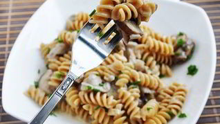 Жареные грибы с макаронами