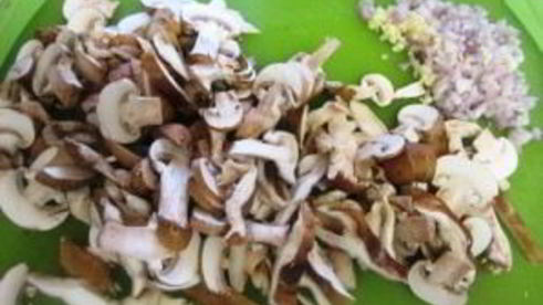 жареные грибы с макаронами