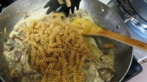 жареные грибы с макаронами