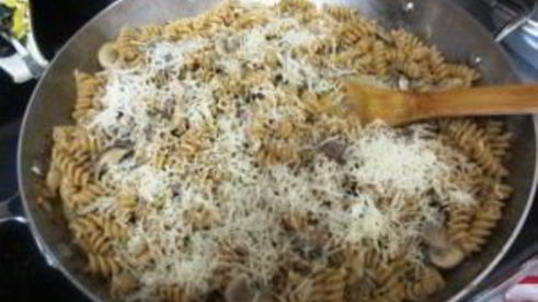 жареные грибы с макаронами