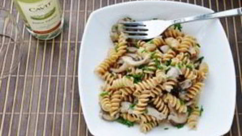 жареные грибы с макаронами