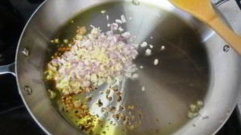 жареные грибы с макаронами