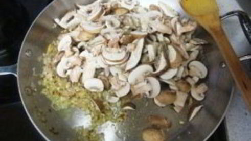 жареные грибы с макаронами