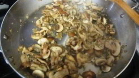 жареные грибы с макаронами