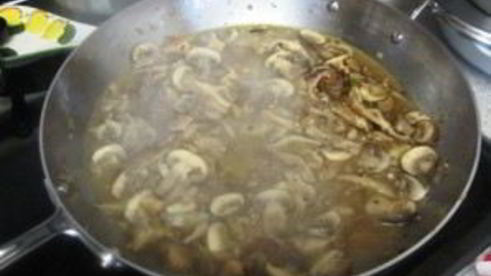 жареные грибы с макаронами