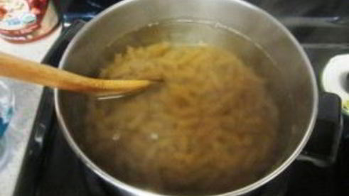 жареные грибы с макаронами