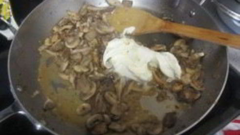 жареные грибы с макаронами