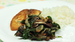 Жареные грибы со шпинатом