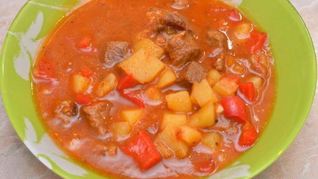 Гуляш из говядины в мультиварке