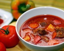 Гуляш с картофелем и травами