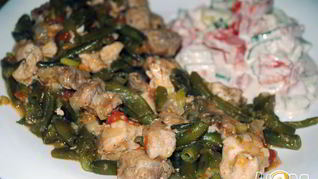 Гуляш со стручковой фасолью по-гречески