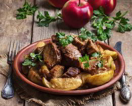 Сочный гуляш с яблоками