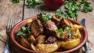 Сочный гуляш с яблоками