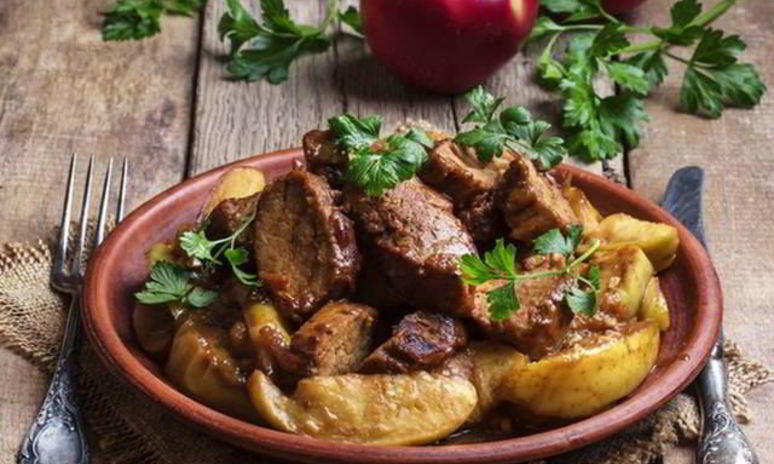 Рецепт сочного гуляша с яблоками