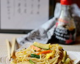 Кантонская лапша с овощами, грибами и яйцом