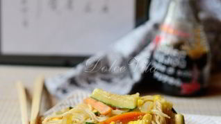 Кантонская лапша с овощами, грибами и яйцом