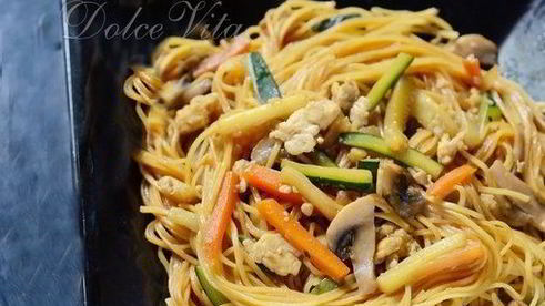 кантонская лапша с овощами, грибами и яйцом