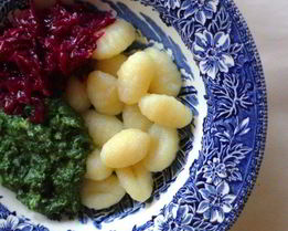 Картофельные клецки с соусом из шпината